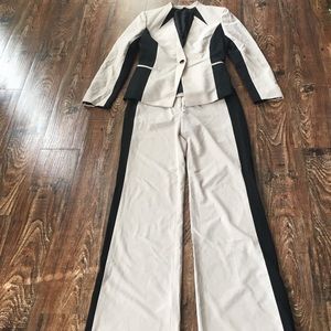 Gianni Bini Sz 2, 2 Pc Beige Blazer Pant Suit Set